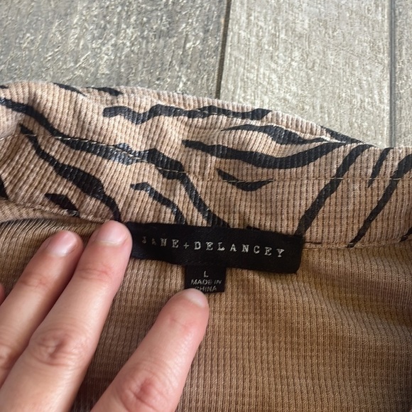 Jane & Delancey Size Large Long-Sleeve Zebra Printed Top - Picture 5 of 7